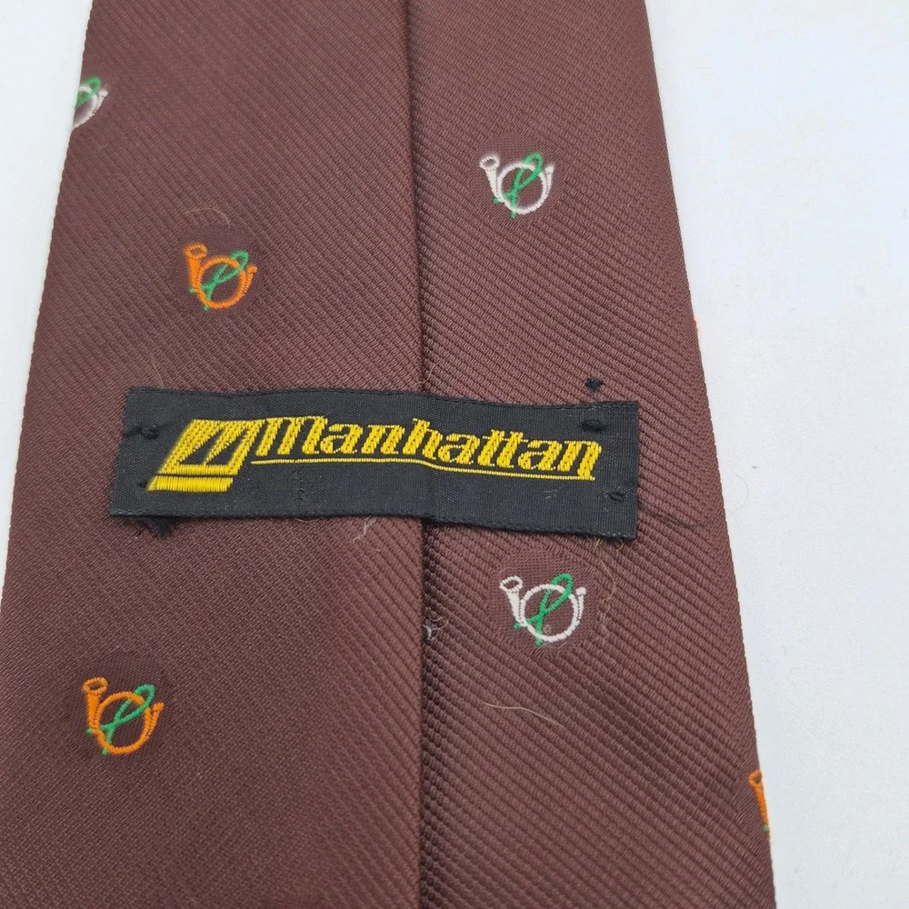 Manhattan Mens Brown Hunting Horn Embroidered Ribbed Silk Blend Necktie 3.25in